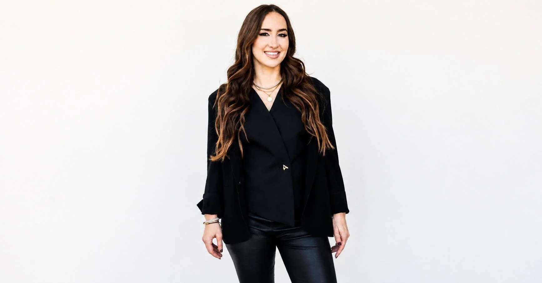 Bizee Partners with Codie Sanchez to Support Emerging Entrepreneurs with Grants and Resources